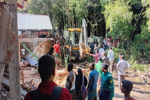 খাদিমপাড়ায় ৩০ একর সরকারি খাসজমি উদ্ধা*র মূলহো*তাসহ আ ট ক ৩