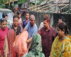 আগুনে ক্ষতিগ্রস্ত পরিবারের পাশে কমলগঞ্জ পৌর মেয়র