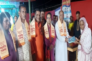 দুর্গাপূজা উপলক্ষে কাশ্যপ কল্যাণ পরিষদের বস্ত্র বিতরণ