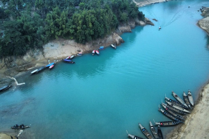পর্যটকদের মুগ্ধ করছে  লালাখালের নীল জল
