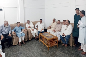 কালেক্টরেট মসজিদ মার্কেটের সমস্যা সমাধানের আশ্বাস দিলেন মন্ত্রী খন্দকার  মুক্তাদির