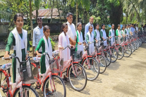 জুড়ীতে দুর্গম এলাকার শিক্ষার্থীদের মাঝে বাইসাইকেল বিতরণ