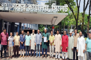 সিলেটে ফুটপাত ও রাস্তায় অ র ক্ষি ত অবস্থায় গ্যাস সিলিন্ডার ব্যবহার বন্ধে স্মারকলিপি