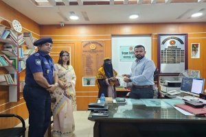 সৌদি ফেরত নি/র্যাতিত রেহেনাকে ১০ হাজার টাকা সহায়তা দিলেন ইউএনও সৌদি ফেরত নি/র্যাতিত রেহেনাকে ১০ হাজার টাকা সহায়তা দিলেন ইউএনও