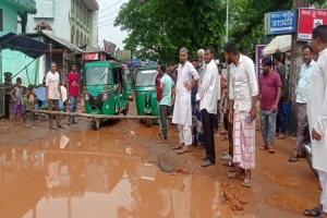 সিলেটে রাস্তা সং স্কা রে র দাবিতে এলাকাবাসীর সড়ক অ ব রো ধ