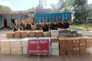 জৈন্তাপুরে দেড় কোটি টাকার ভারতীয় কসমেটিকসসহ ট্রাক আ ট ক: গ্রে প্তা র ১