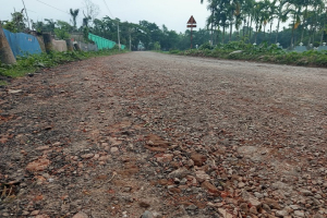 গোয়ালাবাজার-খাদিমপুর সড়কে নিম্নমানের নির্মাণসামগ্রী  জনদুর্ভোগের শঙ্কা