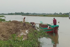 জগন্নাথপুরে প্রকাশ্যে কে*টে নেওয়া হচ্ছে বাঁধের মাটি জগন্নাথপুরে প্রকাশ্যে কে*টে নেওয়া হচ্ছে বাঁধের মাটি