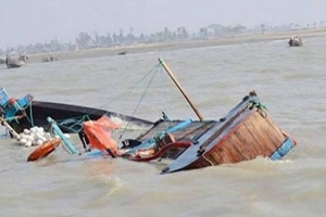 টেকনাফ উপকূলে রোহিঙ্গাবাহী নৌকাডুবি, নিখোঁজ ১৩ টেকনাফ উপকূলে রোহিঙ্গাবাহী নৌকাডুবি, নিখোঁজ ১৩