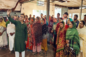 খন্দকার মুক্তাদিরের সেলফি , চা-শ্রমিকদের উচ্ছ্বাস