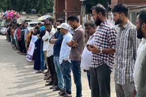 সিলেট মেডিকেল বিশ্ববিদ্যালয়ের বেতন ব*ঞ্চিতদের অবস্থান কর্মসূচী