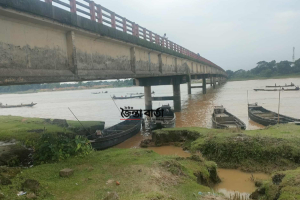 সিলেটে বালু উত্তোলন: ধ্বং*সের মুখে দাঁড়িয়ে আছে সেতুটি