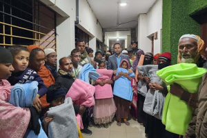 বিশ্বম্ভরপুরে শীতার্ত মানুষের মধ্যে শীতবস্ত্র বিতরণ