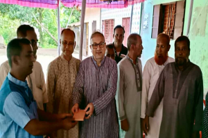 শান্তিগঞ্জে ব্যারিস্টার আনোয়ার হোসেনের পূজামণ্ডপ পরিদর্শন ও অনুদান বিতরণ