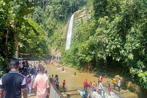 ঈদের ছুটিতে মাধবকুণ্ডে এসে হতাশ ভ্রমণপিপাসুরা ঈদের ছুটিতে মাধবকুণ্ডে এসে হতাশ ভ্রমণপিপাসুরা