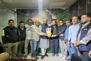 দৈনিক জৈন্তা বার্তা অফিসে সাবেক ছাত্র নেতা যুক্তরাজ্য প্রবাসী মিনহাজুর রহমান মিনহাজকে ফুলেল শুভেচ্ছা