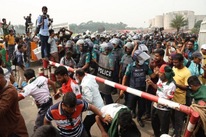 পুলিশের সঙ্গে ‘জুলাই যো*দ্ধাদের’ ধা*ওয়া-পাল্টা ধা*ওয়া