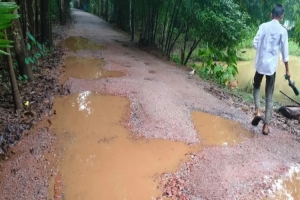 গোয়াইনঘাটে সড়কের কাজে দুইমাসেই বিভিন্ন জায়গায় গ*র্তের সৃষ্টি ক্ষো*ভে ফুঁসছে এলাকাবাসী গোয়াইনঘাটে সড়কের কাজে দুইমাসেই বিভিন্ন জায়গায় গ*র্তের সৃষ্টি ক্ষো*ভে ফুঁসছে এলাকাবাসী