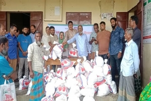 শতাধিক বন্যার্ত পরিবারের মধ্যে ত্রাণ সামগ্রী বিতরণ করেছে রোটারী ক্লাব অব নবীগঞ্জ৷ শতাধিক বন্যার্ত পরিবারের মধ্যে ত্রাণ সামগ্রী বিতরণ করেছে রোটারী ক্লাব অব নবীগঞ্জ৷