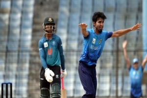 মাহমুদউল্লাহর ফিফটি, সাকিবের তিন উইকেট