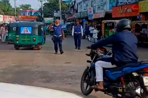 পরিবারের সঙ্গে ঈদ নয়, জনগণের সেবায় ব্যস্ত ট্রাফিক পুলিশ