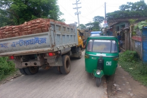 বুরুঙ্গা বাজার সড়কের  প্রস্থ কমানোর অ*ভিযোগ, বাড়ছে দু*র্ঘটনার ঝুঁ*কি