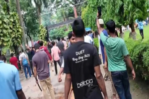 ডুয়েটে নতুন উপাচার্যকে ঘিরে শিক্ষার্থীদের বি ক্ষো ভ, দুই পক্ষের ধাওয়া-পাল্টা ধাওয়া