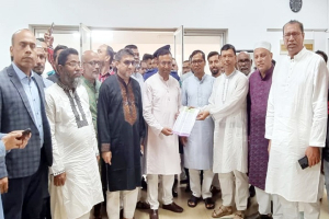 উপদেষ্টা হুমায়ুন কবিরের কাছে  ‘গণদাবী ফোরাম’-এর স্মারকলিপি প্রদান
