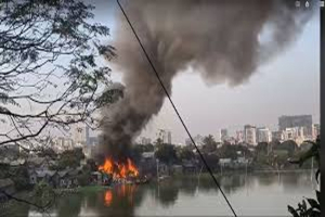 কড়াইল বস্তিতে ভ য়া ব হ আ গু ন, নিয়ন্ত্রণে ১১ ইউনিট