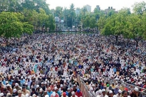সিলেটে ঈদের জামাতে বিশ্ব শান্তি কামনা