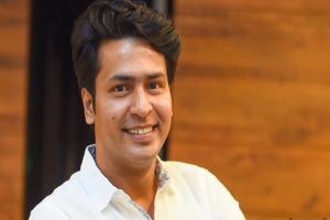 আফ্রিকায় মাংস খেয়ে হাসপাতালে ছিলেন অনির্বাণ