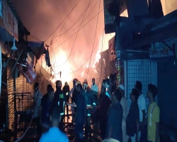 দেশের সবচেয়ে বড় কাপড়ের পাইকারি হাটে ভয়াবহ অগ্নিকাণ্ড