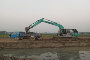 ওসমানীনগরে কাটা হচ্ছে ফসলি জমির মাটি  হুম*কিতে কৃষি ও গ্রামীণ সড়ক