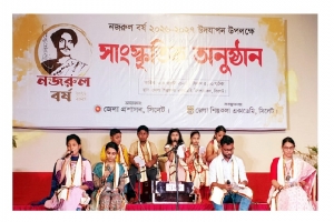 মুক্তাক্ষরের দলগত আবৃত্তিতে প্রাণ পেল নজরুলের কালজয়ী সৃষ্টি মুক্তাক্ষরের দলগত আবৃত্তিতে প্রাণ পেল নজরুলের কালজয়ী সৃষ্টি