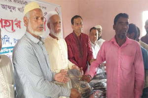 গোয়াইনঘাটে কমিউনিটি বিএনপি নেতা আব্দুল খালিক এর পক্ষ থেকে ঈদ বস্ত্র বিতরণ