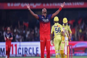 ৪২৪ রানের থ্রিলারে চেন্নাইকে হারিয়ে শীর্ষে বেঙ্গালুরু