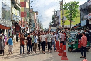 কুলাউড়ায় শ্রমিকদের সড়ক অ*বরোধ কুলাউড়ায় শ্রমিকদের সড়ক অ*বরোধ