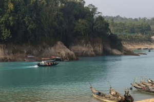 লালাখালের নীল জলরাশি ও সবুজ প্রাকৃতিকে ঘিরে জৈন্তাপুরে পর্যটকের ভিড় বাড়ছে