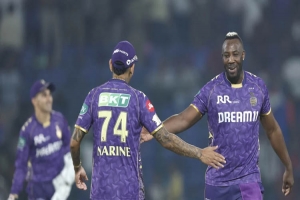 দিল্লিকে হারিয়ে টিকে রইলো কলকাতা