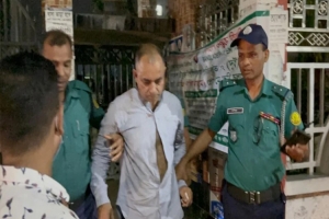 সিলেট নগরীতে এক ইউপি চেয়ারম্যানকে গ ণ পিটুনি :  পু লি শে সোপর্দ