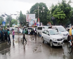  নিউমার্কেটের সামনে অবস্থান নিয়েছেন সাত কলেজের শিক্ষার্থীরা